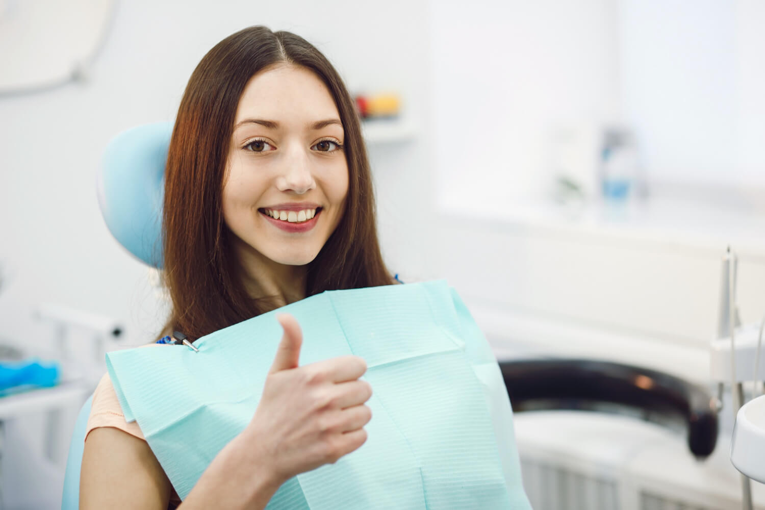 Cliente satisfecho en clínica dental